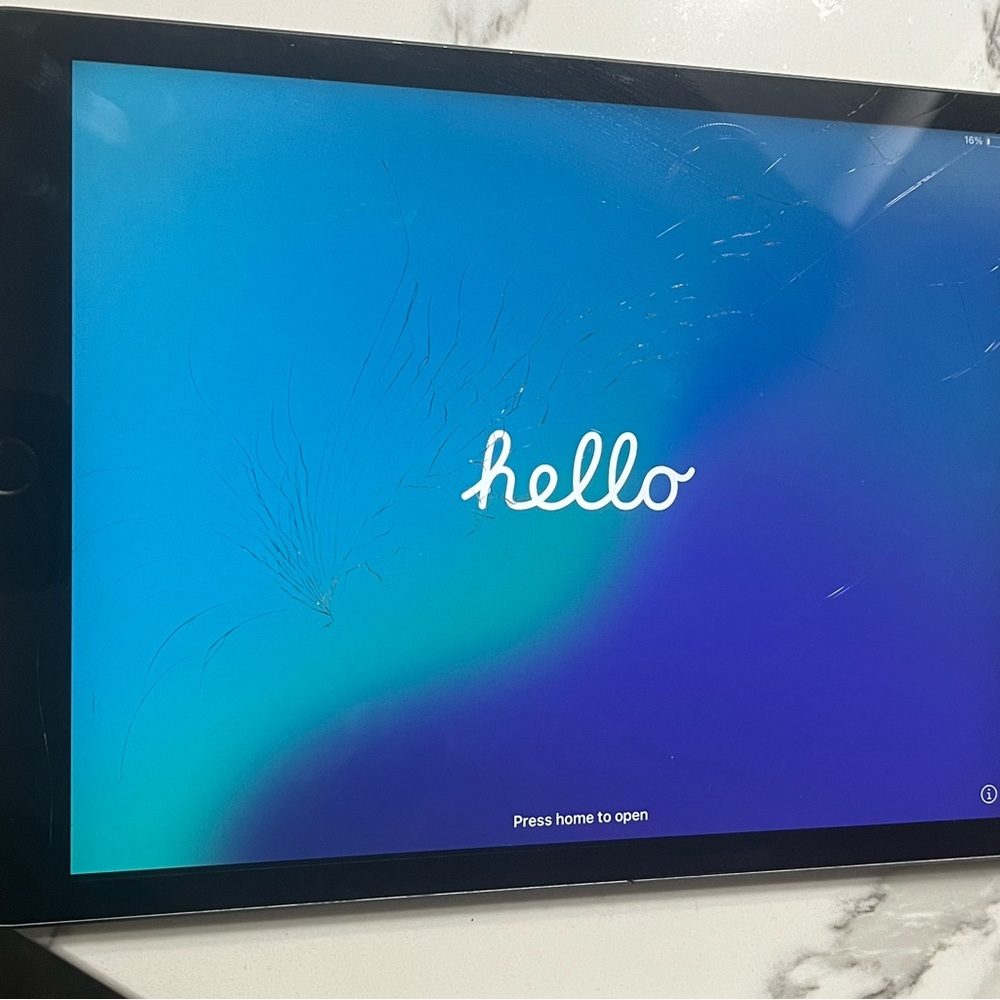 “CRACKED SCREEN” iPad model A2602 Wi-Fi-only version of the 9th generation iPad